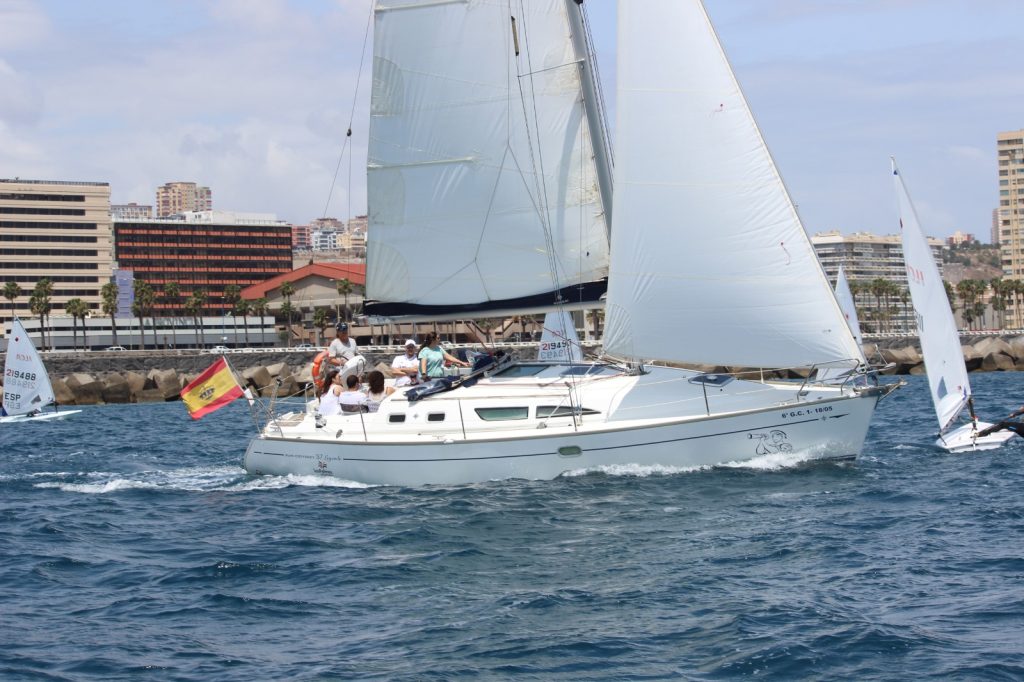 familia a bordo de un velero